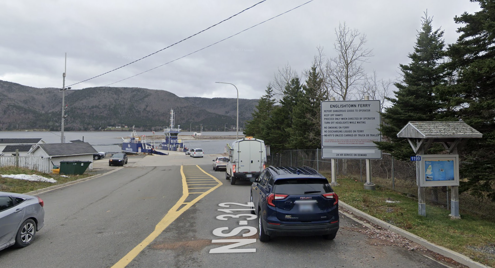 Cars waiting in line at Englishtown ferry terminal - queue management